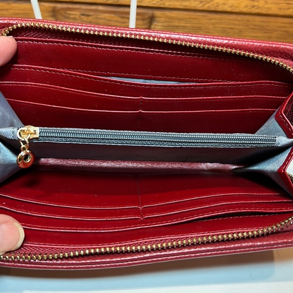 Kattee Wristlet, wallet, phone carrier in red pebble leather with embossed flwr - Picture 7 of 14